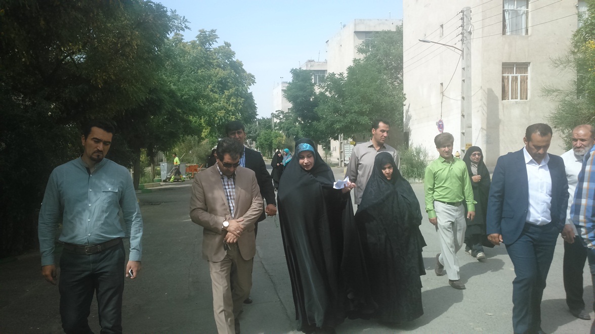 طی دیدار با ساکنین شهرک های بلوار گلستان؛  عضو شورای شهر کرج پای صحبت ها و مطالبات شهروندان نشست