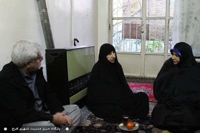 عکس خبری/رئیس کمیسیون فرهنگی شورای شهر کرج با خانواده شهدا دیدار کرد