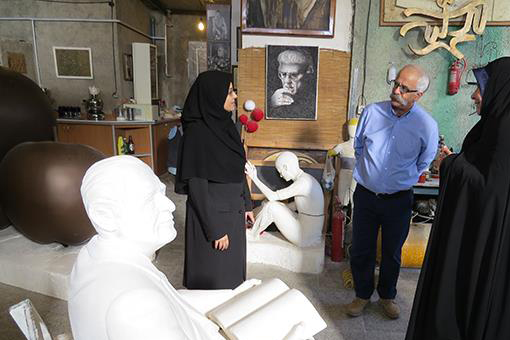 04||||3130||||بازدید رئیس کمیسیون فرهنگی شورای شهر کرج و مدیرعامل سازمان زیباسازی از کارگاه مجسمه سازی